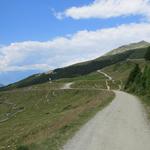 ...und laufen über einen komfortablen Weg nach Punkt 2158 m.ü.M., und weiter zum Chalet Blanc 2179 m.ü.M.