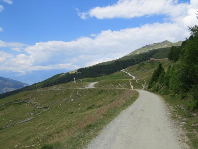 ...und laufen über einen komfortablen Weg nach Punkt 2158 m.ü.M., und weiter zum Chalet Blanc 2179 m.ü.M.