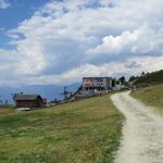 über Punkt 2142 m.ü.M. erreichen wir danach schlussendlich die Bergstation der Standseilbahn bei Tignousa 2184 m.ü.M.