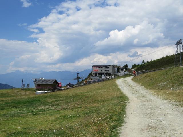 über Punkt 2142 m.ü.M. erreichen wir danach schlussendlich die Bergstation der Standseilbahn bei Tignousa 2184 m.ü.M.