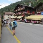 hier müssen wir umsteigen und das Postauto nehmen, das uns nach Sierre bringt