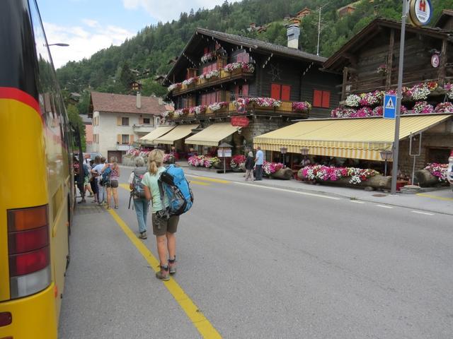 hier müssen wir umsteigen und das Postauto nehmen, das uns nach Sierre bringt