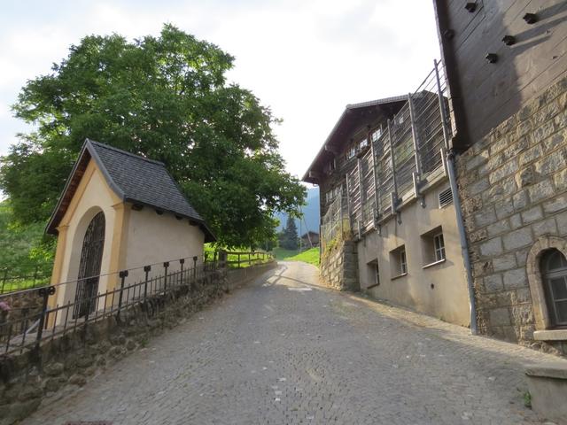 bei der Kirche biegen wir links ab, und durchqueren das Oberdorf