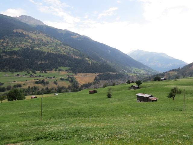 unvermittelt öffnet sich die Sicht auf das Becken von Fiesch und die Terrasse von Ernen