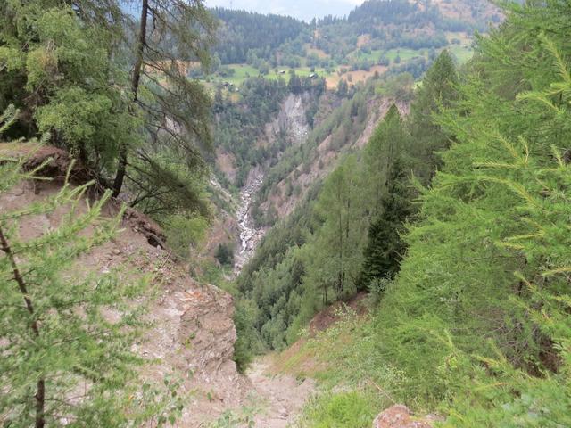 links zu unseren Füssen schlängelt sich die Binna durch einen tiefen Graben