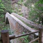 ...überqueren wir die Binna auf einer malerischen Steinbrücke 1199 m.ü.M., die "Römerbrücke" genannt wird