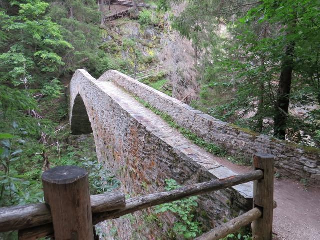 ...überqueren wir die Binna auf einer malerischen Steinbrücke 1199 m.ü.M., die "Römerbrücke" genannt wird