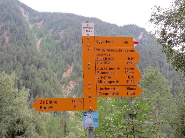 Wegweiser bei Steinmatten 1310 m.ü.M. wo die asphaltierte Strasse in einem 1,8 Kilometer langen Tunnel verschwindet