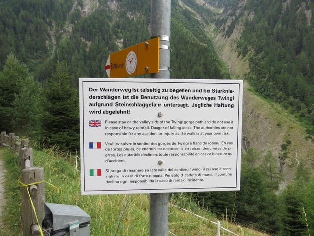 vor dem Portal des Tunnels zweigt der Wanderweg rechts ab...