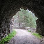 die Strasse ist immer noch im Zustand von 1938, ohne Asphalt, mit Tunnels in den Felsen gehauen