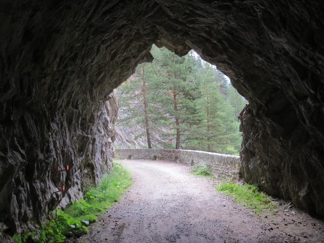 die Strasse ist immer noch im Zustand von 1938, ohne Asphalt, mit Tunnels in den Felsen gehauen