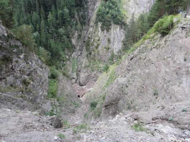 tief unter uns die schäumende Binna die sich weiter unten im Tal, in die Rhone ergiesst