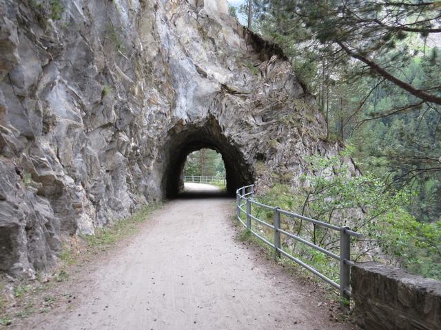 immer wieder durchqueren wir Tunnels. Taschenlampen werden nicht benötigt