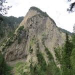 steil schiessen die Felswänden in den blauen Himmel hinauf