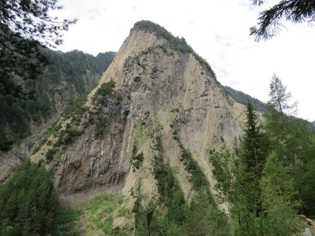 steil schiessen die Felswänden in den blauen Himmel hinauf