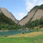 entlang am kleinen Stausee...