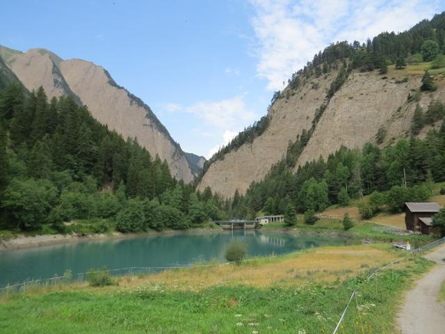 entlang am kleinen Stausee...