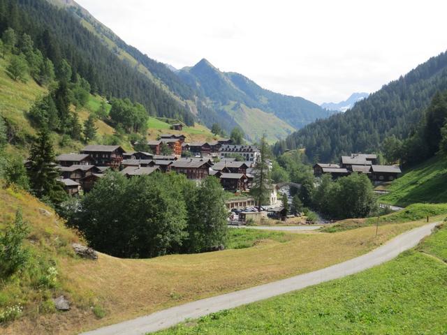 von hier oben geniessen wir eine sehr schöne Aussicht auf Binn und das Binntal