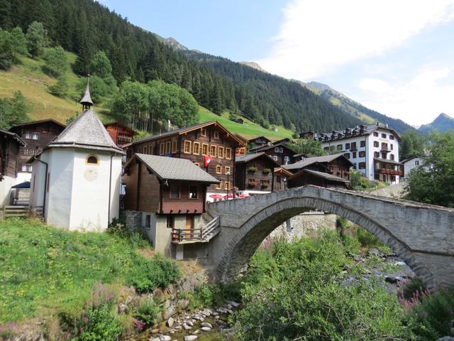 schon von weitem sind die vierhundert Jahre alte Steinbrücke und die Antoniuskapelle von Binn zu erkennen