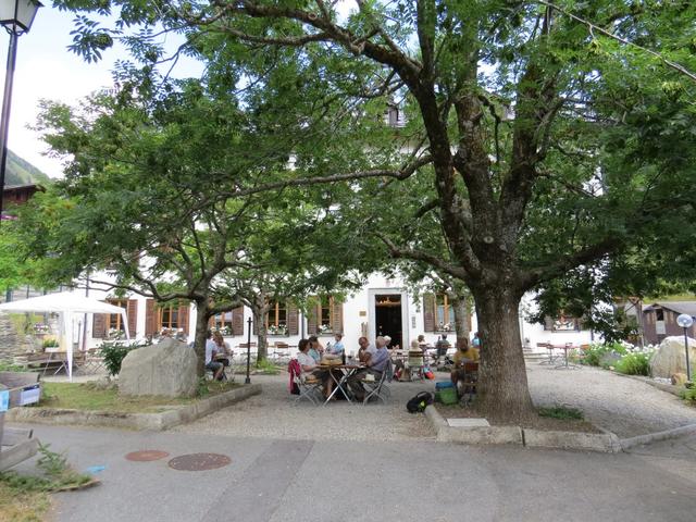 beim Hotel Ofenhorn, eines der ältesten Gommer Hotels, geniessen wir auf der Gartenterrasse einen Kaffee