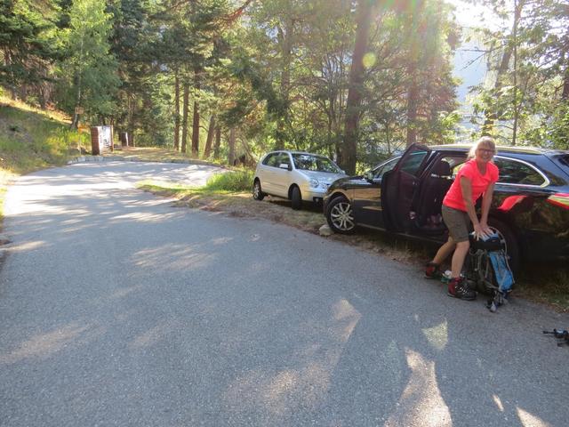 mit dem Auto geht es von Visp hinauf nach Ausserberg und danach weiter bis zum Parkplatz bei Choruderi 1259 m.ü.M.