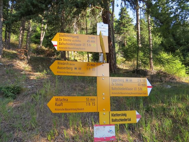 Wegweiser auf Choruderi. Unsere heutige Wanderung wird uns hinauf zur Baltschiederklause führen