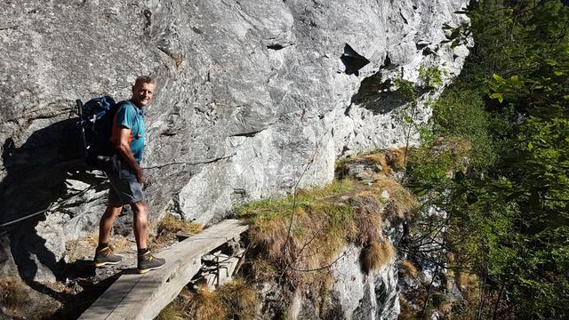 die Niwärch Suone führt bald in das steile Felsgelände des Lowigraben; teilweise sehr exponiert quert sie diese Abbrüche