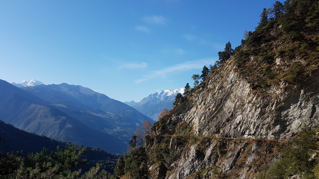 Blick zurück von wo wir gekommen sind. Gut ersichtlich der ausgesetzte Weg in der senkrechten Felswand