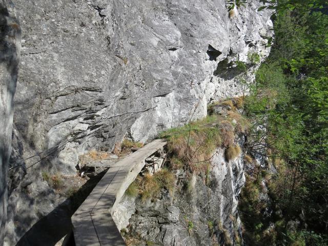 ... führt teilweise über Känel und entlang von senkrechten Felsen