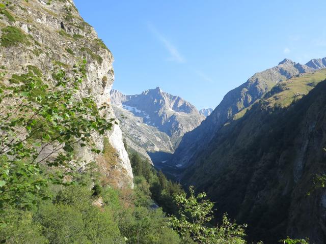 Blick hinein in das Baltschiedertal und zum Stockhorn. Dahinter befindet sich die Baltschiederklause