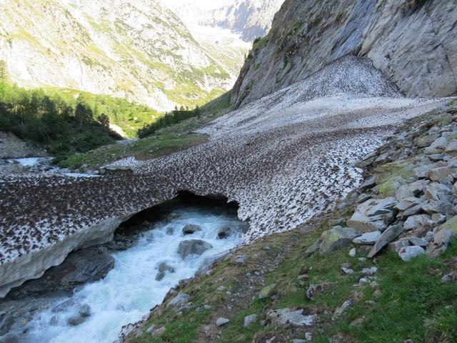 wieder muss ein Altschneefeld überquert werden. Vorsicht ist gefragt. Das Altschneefeld ist vom Bach unterspült