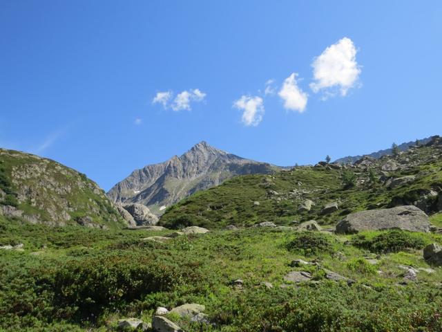 am Horizont erhebt sich der Strahlhorn