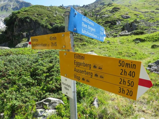 Wegweiser bei Martischipfa. Hier biegt rechts die weiss-blau-weisse Bergweg-Variante zur Hütte ab