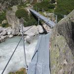 wir bleiben auf dem normalen Wanderweg und überqueren über eine massive Eisenbrücke, abermals den Bach