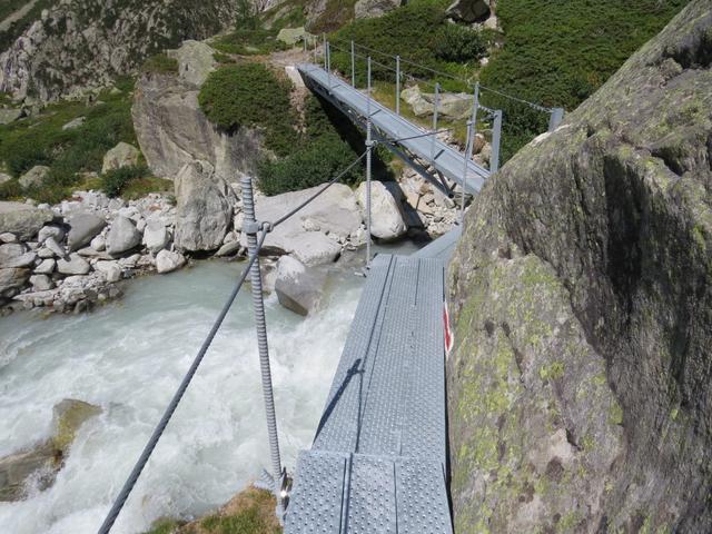 wir bleiben auf dem normalen Wanderweg und überqueren über eine massive Eisenbrücke, abermals den Bach