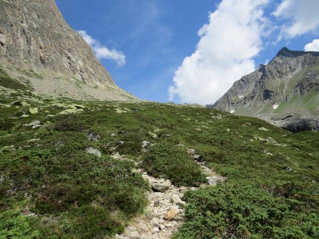 bei einem schönen Aussichtspunkt mit Blick ins Tal hinunter, legen wir die Mittagspause ein