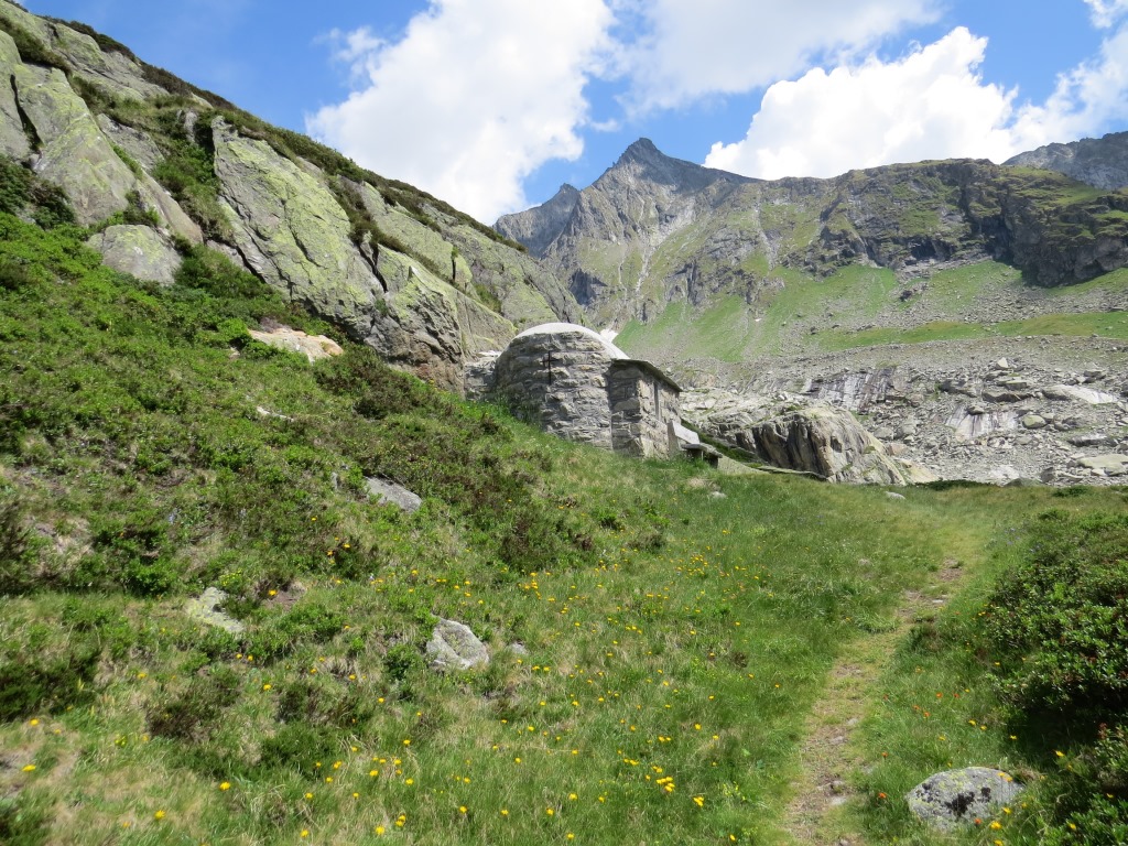 vorbei an kleinen Tümpeln erreichen wir die kleine spezielle Hohbitzu-Kapelle...