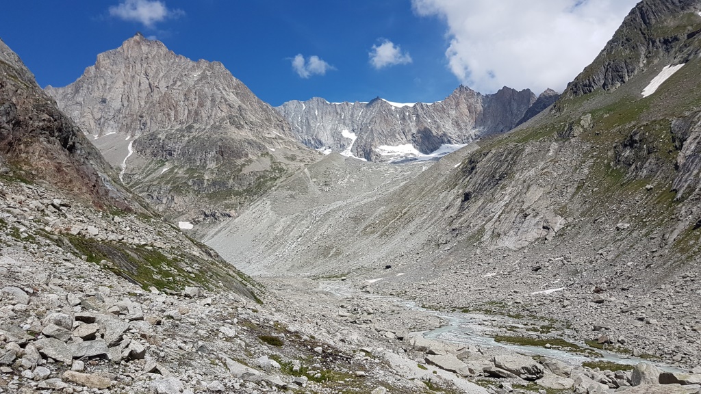 Blick in das Talende. Links der Jägihorn. Rechts davon der Ausläufer des Breithorn