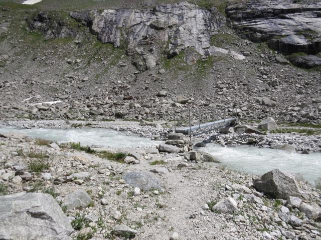 bis zur Hütte erleichtern nun diverse Alustege und Brücken das überqueren der unzähligen Gletscherbäche