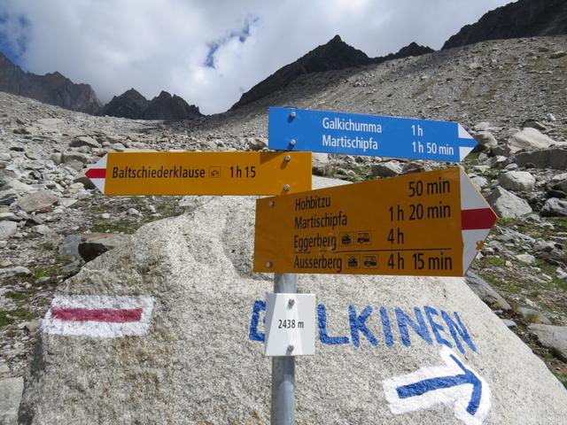 wir erreichen die Wegkreuzung bei Punkt 2438 m.ü.M. Von rechts stösst der w-b-w Bergweg-Variante von Martischipfa hinzu
