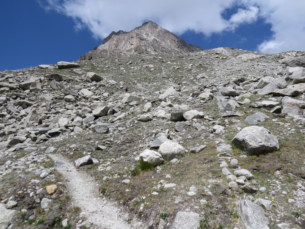 über Geröll und Schutt führt der Bergweg nun steil aufwärts 2556 m.ü.M.