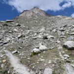 über Geröll und Schutt führt der Bergweg nun steil aufwärts 2556 m.ü.M.