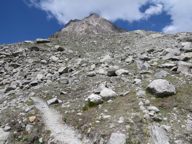 über Geröll und Schutt führt der Bergweg nun steil aufwärts 2556 m.ü.M.