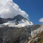 links von uns dampft das Bietschhorn