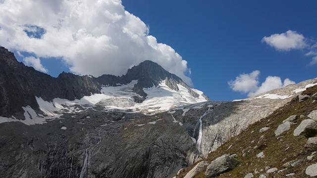 links von uns dampft das Bietschhorn