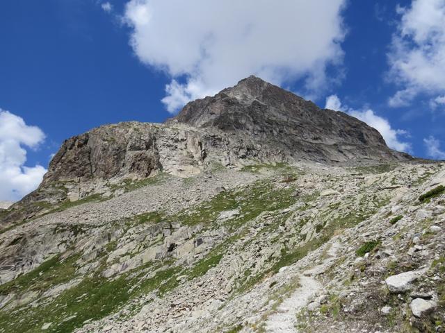 wenn man nun den Kopf etwas unangenehm weit in den Nacken legt, ist die Hütte zu erkennen