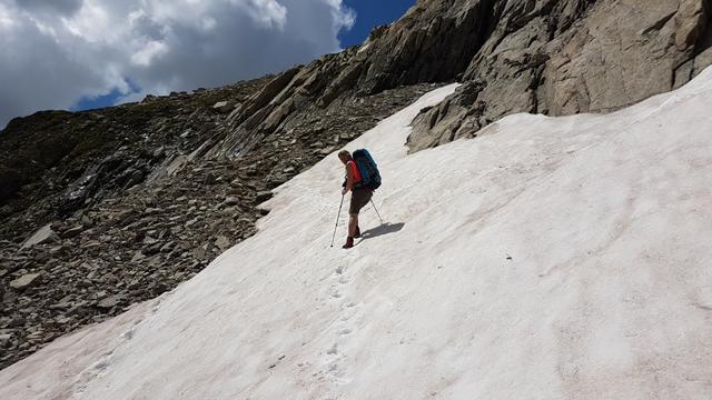 kurz vor der Hütte muss noch ein steiles Altschneefeld durchquert werden