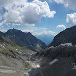 super schönes Breitbildfoto aufgenommen vor der Hütte, mit Blick Richtung Tal