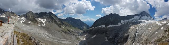 super schönes Breitbildfoto aufgenommen vor der Hütte, mit Blick Richtung Tal