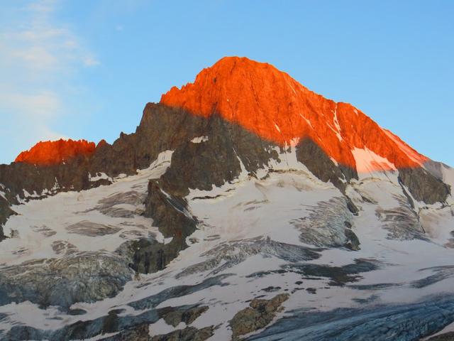 die aufgehende Sonne färbt das Bietschhorn in ein traumhaftes rot